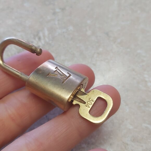 Louis Vuitton GOLD Lock & Key Gold tone Authentic. Number #304 with Chain - Picture 5 of 7